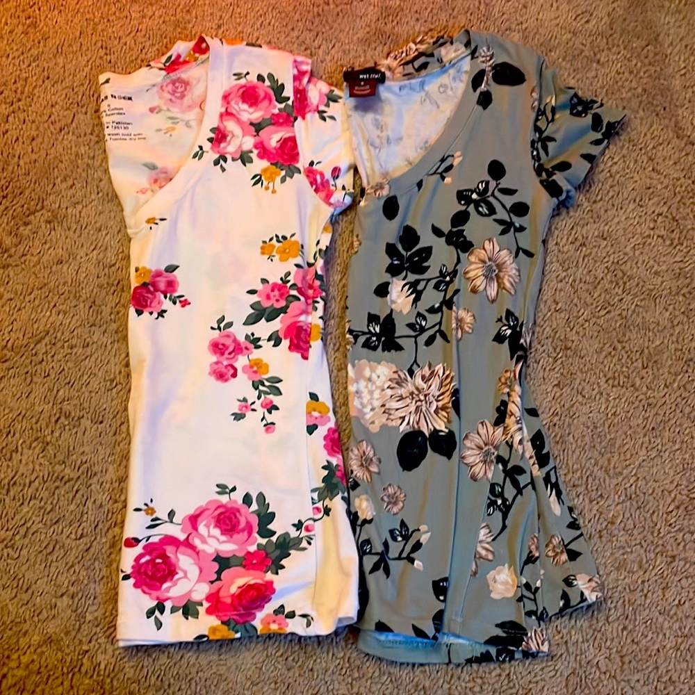 Size small cute floral shirts v-neck